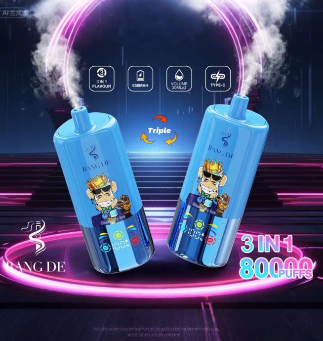 Zwei blaue Bang De 3-in-1-Einweg-Vaporizer mit einem Comic-Affen mit Krone auf dem Etikett, die Dampf ausstoßen, vor einem neonbeleuchteten, futuristischen Hintergrund und hervorgehobenen Funktionen wie 650-mAh-Akku, 20 ml Fassungsvermögen, dreifacher Geschmack und 80.000 Züge.
