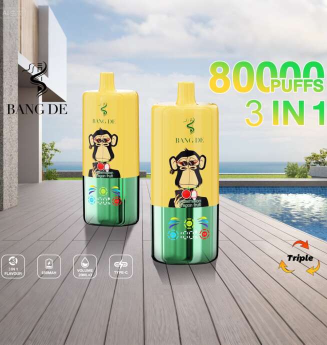 Am Poolrand werden zwei BANG DE 3-in-1-Vape-Geräte mit einem Cartoon-Affen-Design ausgestellt, die mit 8000 Zügen und verschiedenen Funktionen wie einem 650-mAh-Akku, 20 ml Volumen und Typ-C-Laden werben.