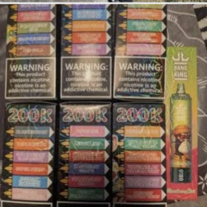 Meerdere vape-dozen met kleurrijke labels en waarschuwingsberichten over nicotine, naast één Bang King vape