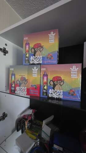 Drie dozen met Bang King-vapeproducten, met de smaken Blueberry Raspberry, Mixed Berries en nog een Mixed Berries-variant, op een plank