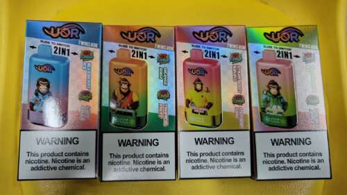 Vier kleurrijke vape-sapdozen opgesteld, elk met een cartoonaap op de fles en de tekst “WAARSCHUWING Dit product bevat nicotine” onderaan.