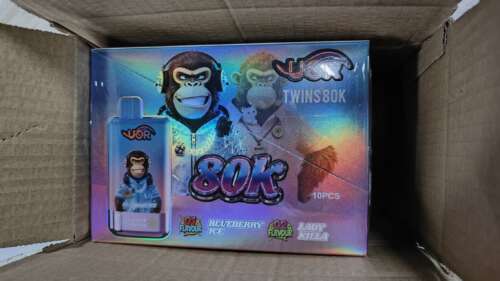 Kleurrijk verpakt product met een cartoonaap met koptelefoon en een flesontwerp in een kartonnen doos.